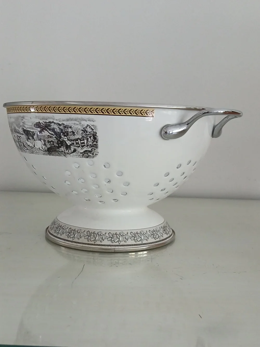 Villeroy & Boch AUDUN FERME Colander Enamel Black White Florals Pastoral Scene